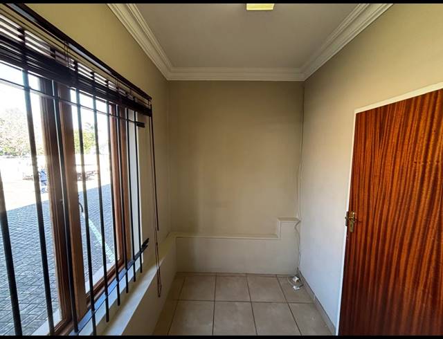 76M² BUSINESS TO LET IN CLUBVIEW